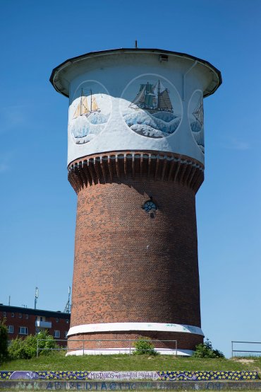 Schiffsmotive am Wasserturm in Kiel-Dietrichsdorf (Foto: KUNST@SH/Jan Petersen, 2017)