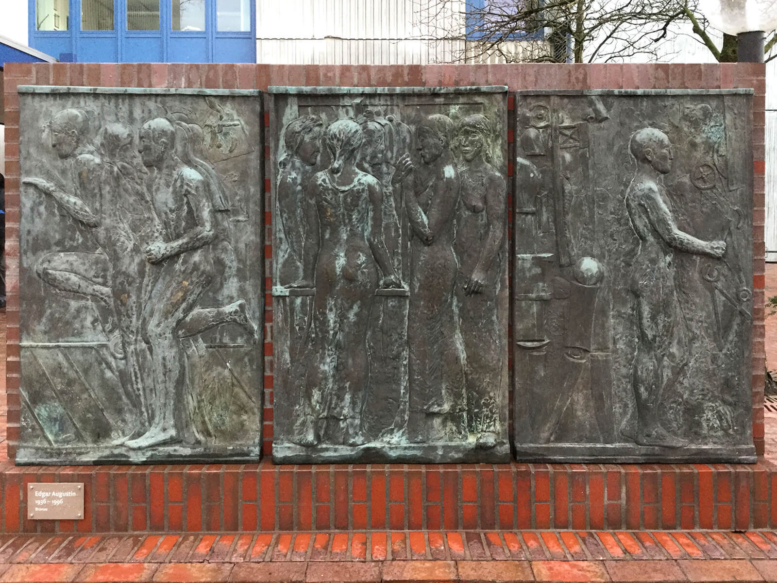 Edgar Augustin: Bronzerelief (Foto: KUNST@SH/Helmut W. Schiffler, 2017)