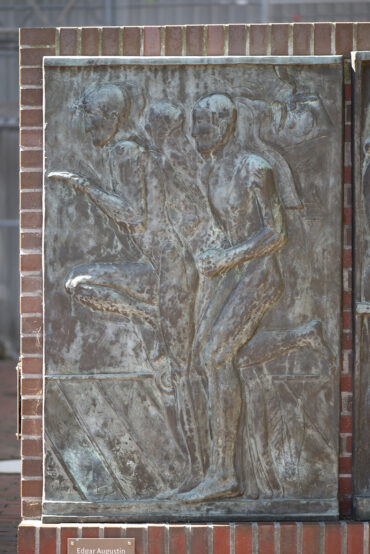 Edgar Augustin: Bronzerelief (Foto: KUNST@SH/Jan Petersen, 2021)