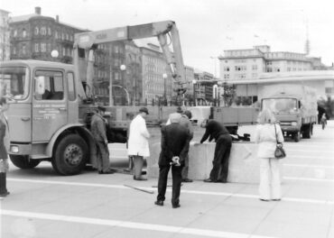 Aufbau der Mauer 1974 am Jungfernstieg. Foto: Leinweber Lagerei & Spedition