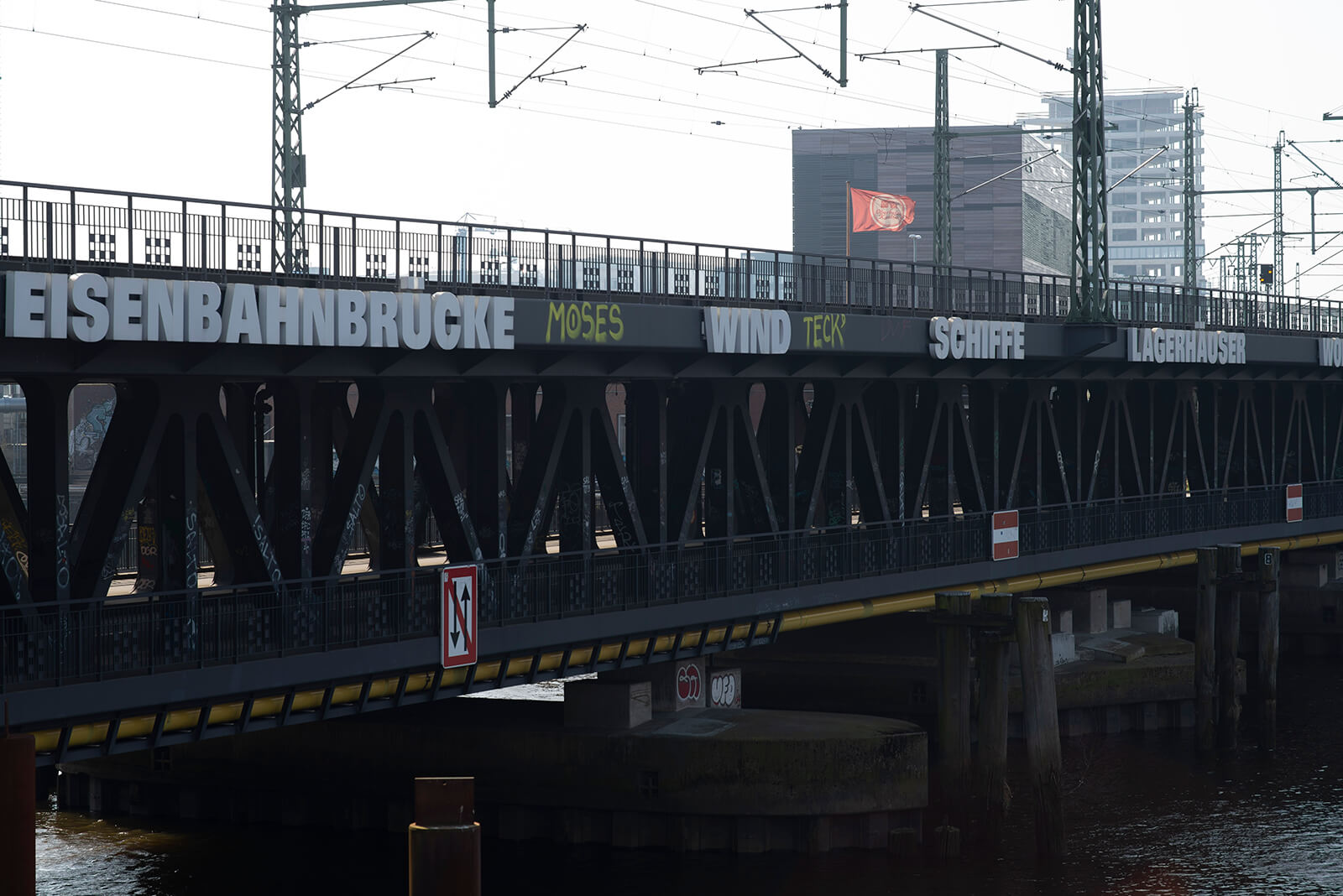 Rémy Zaugg: Kanäle Himmel Eisenbahnbrücke … (Foto: KUNST@SH/Jan Petersen, 2018)