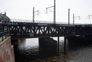 Rémy Zaugg: Kanäle Himmel Eisenbahnbrücke … (Foto: KUNST@SH/Jan Petersen, 2018)