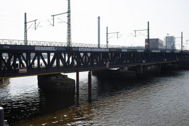 Rémy Zaugg: Kanäle Himmel Eisenbahnbrücke … (Foto: KUNST@SH/Jan Petersen, 2018)