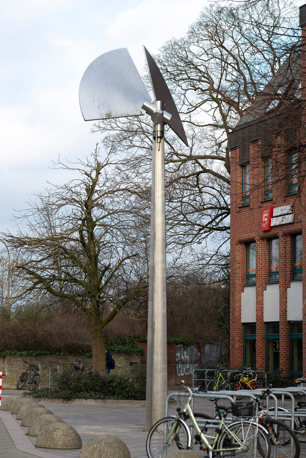 Rolf Lieberknecht: Windkinetische Skulptur mit zwei Kreissegmenten (Foto: KUNST@SH/Jan Petersen, 2019)