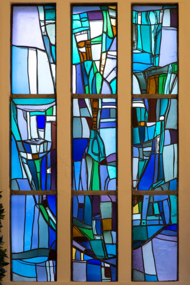 Dagmar Schulze-Ross: Glasfenster der Kapelle Elmschenhagen (Foto: KUNST@SH/Jan Petersen, 2019)