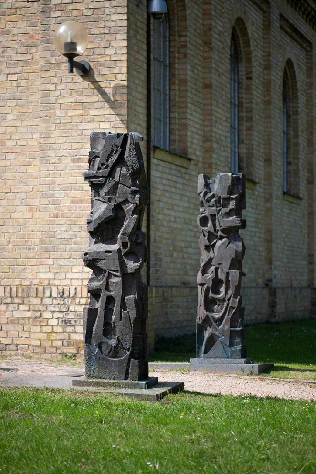 Heinrich Schwarz: Zwei Bronzestelen (Foto: KUNST@SH/Jan Petersen, 2019)