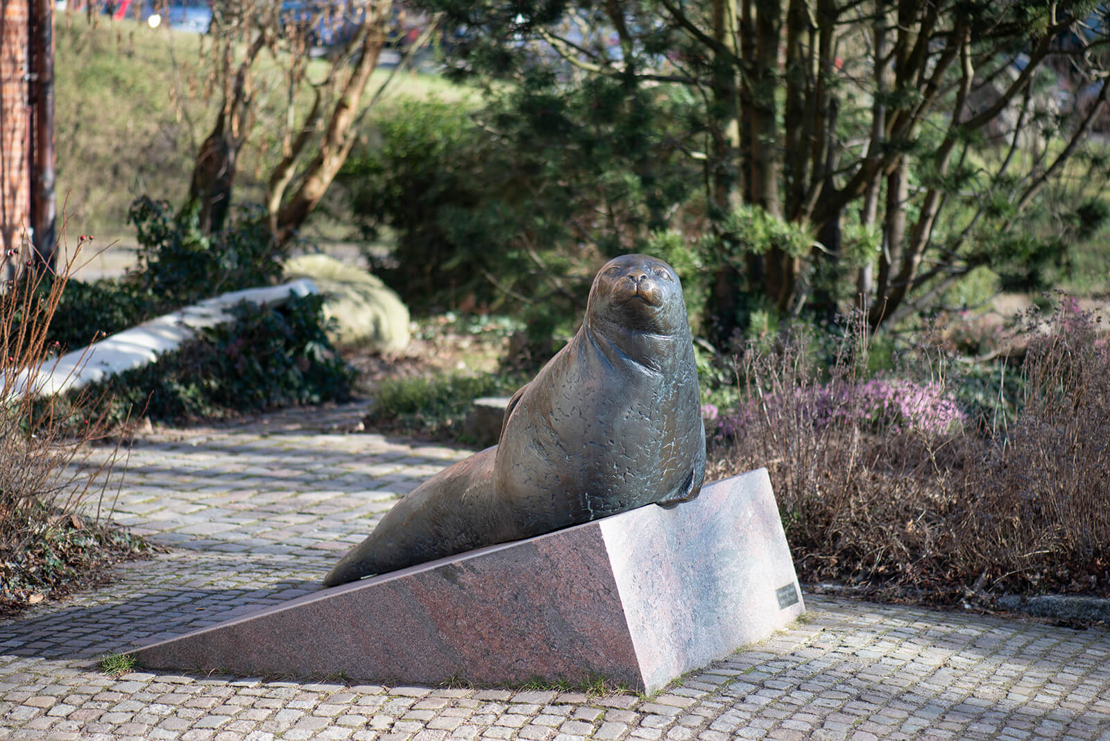 Christa Baumgärtel: Liegender Seehund (Foto: KUNST@SH/Jan Petersen, 2019)