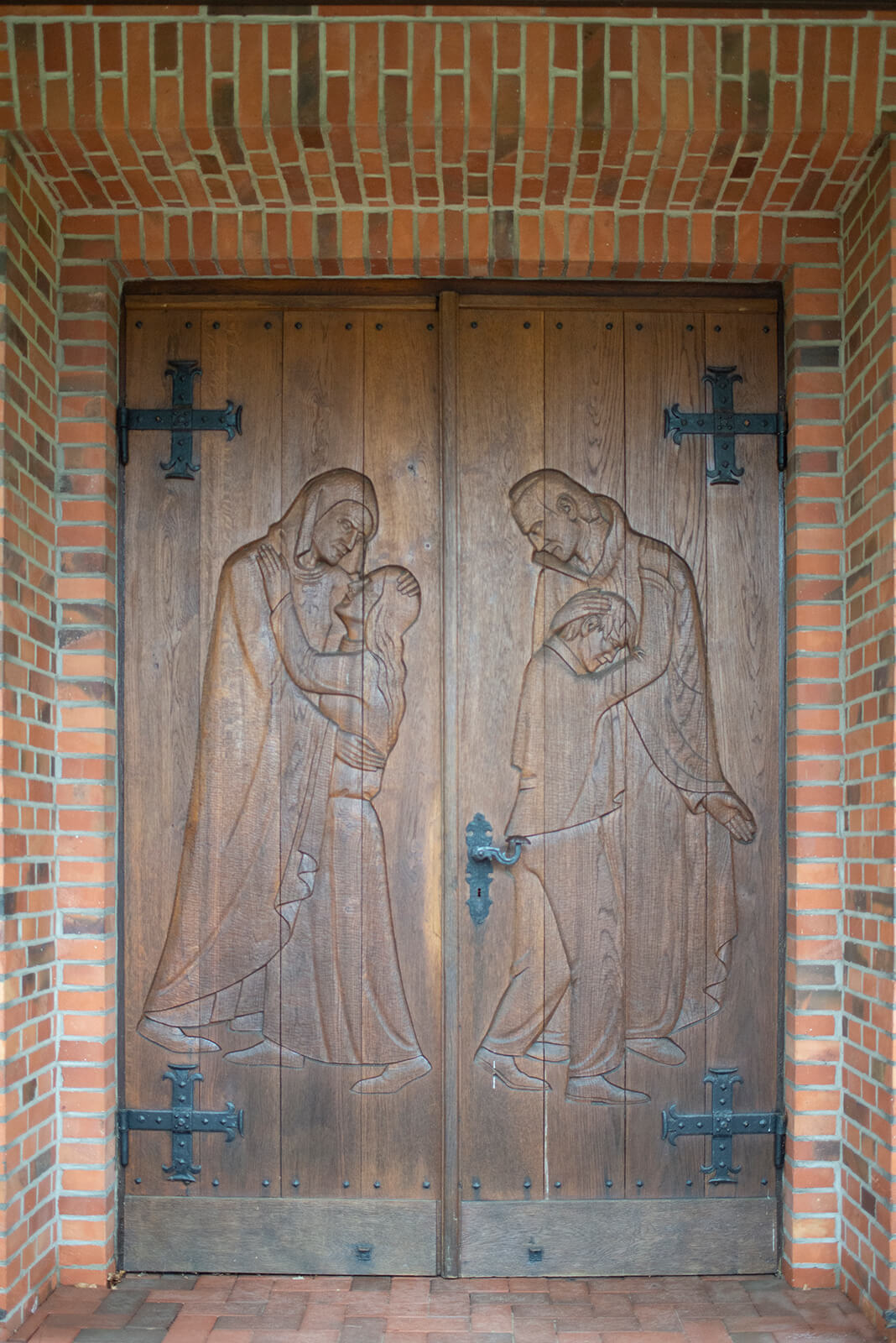 Otto Flath: Relief an Holztür (Foto: KUNST@SH/Jan Petersen, 2019)