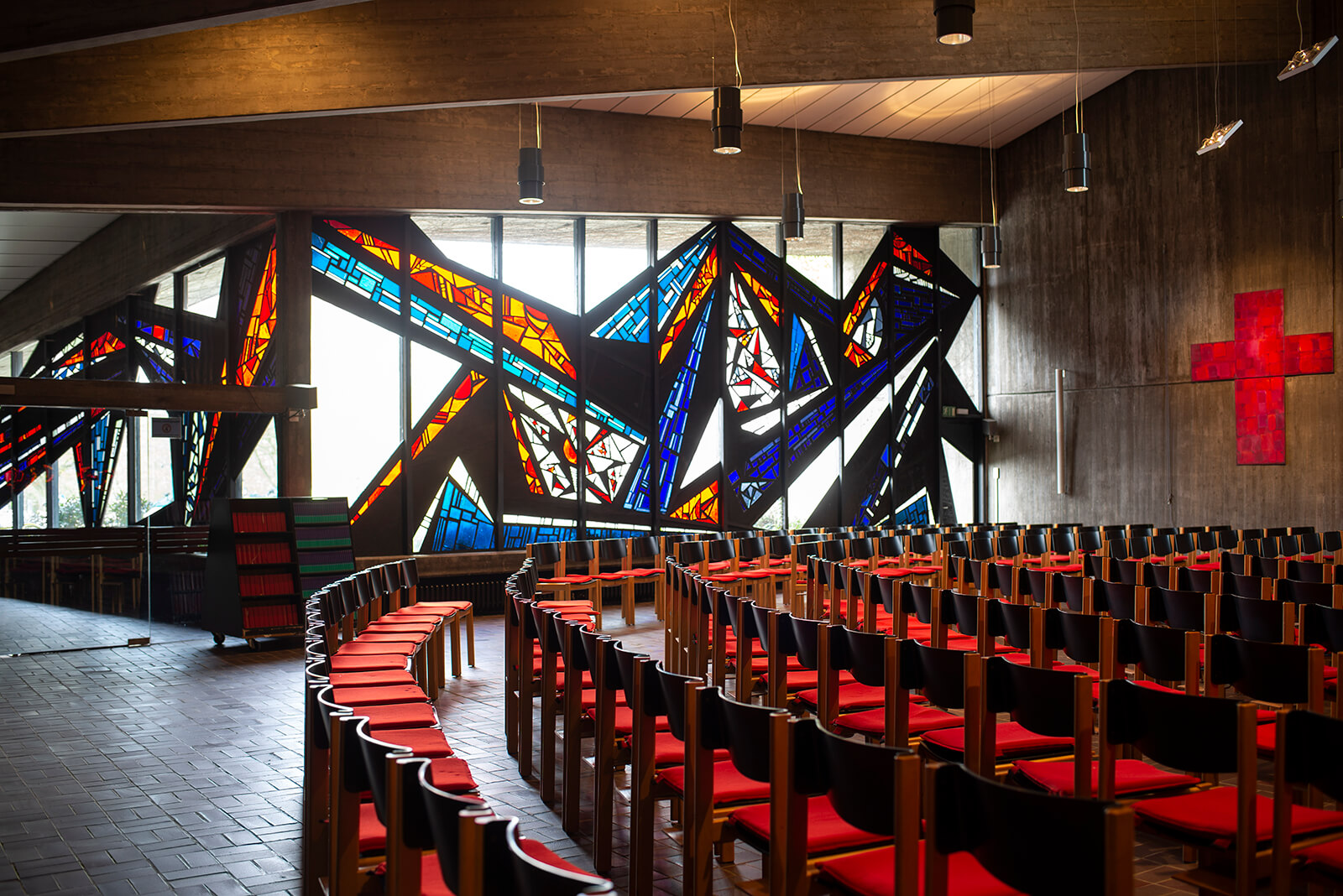 Ernst Günter Hansing: Bleiglasfenster im Eivind-Berggrav-Zentrum (Foto: KUNST@SH/Jan Petersen, 2019)