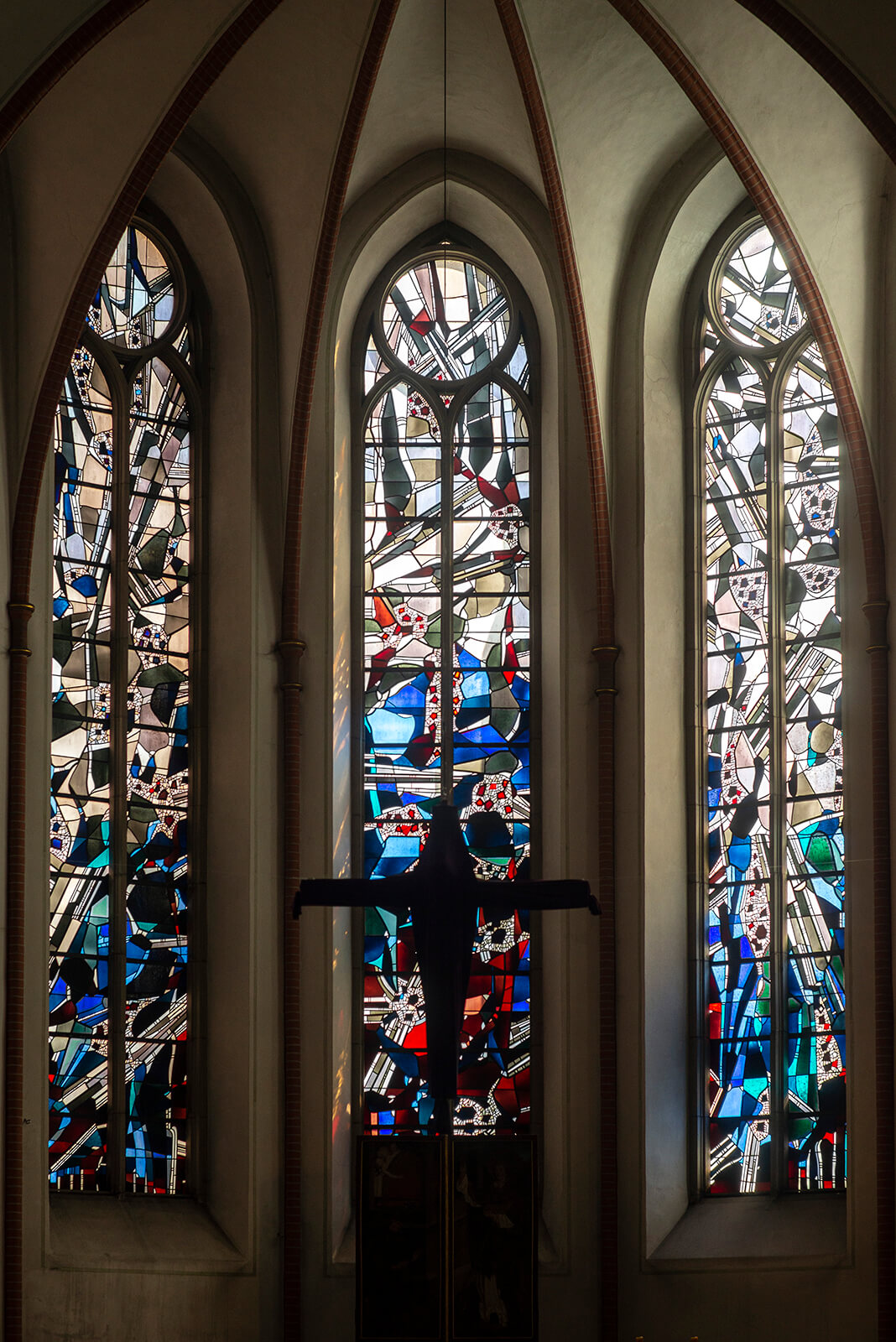 Johannes Beeck: Buntglasfenster St. Nikolaus (Foto: KUNST@SH/Jan Petersen, 2019)