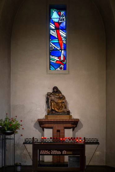Johannes Beeck: Buntglasfenster St. Nikolaus (Foto: KUNST@SH/Jan Petersen, 2019)