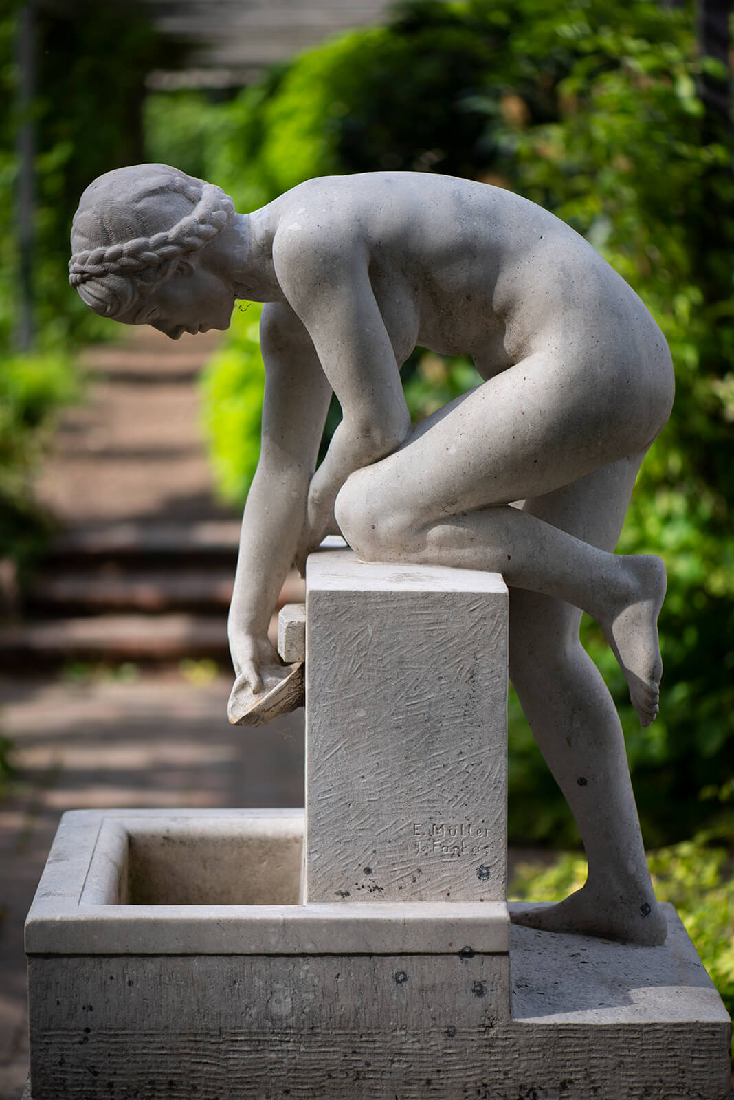 Ernst Müller-Braunschweig: Wasserschöpfendes Mädchen (Foto: KUNST@SH/Jan Petersen, 2019)