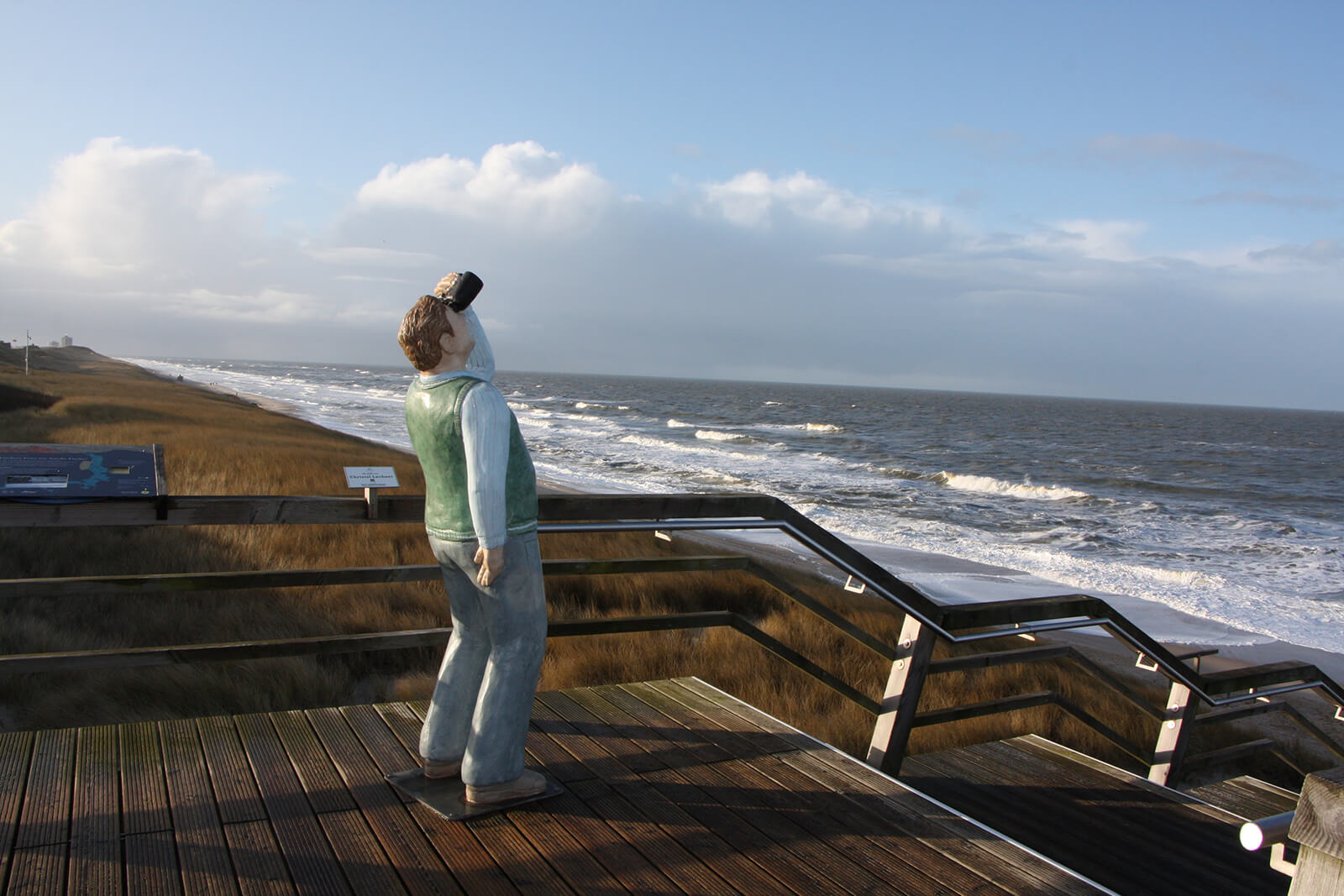 Christel Lechner: Mann mit Fernglas (Foto: KUNST@SH/Helmut W. Schiffler, 2020)