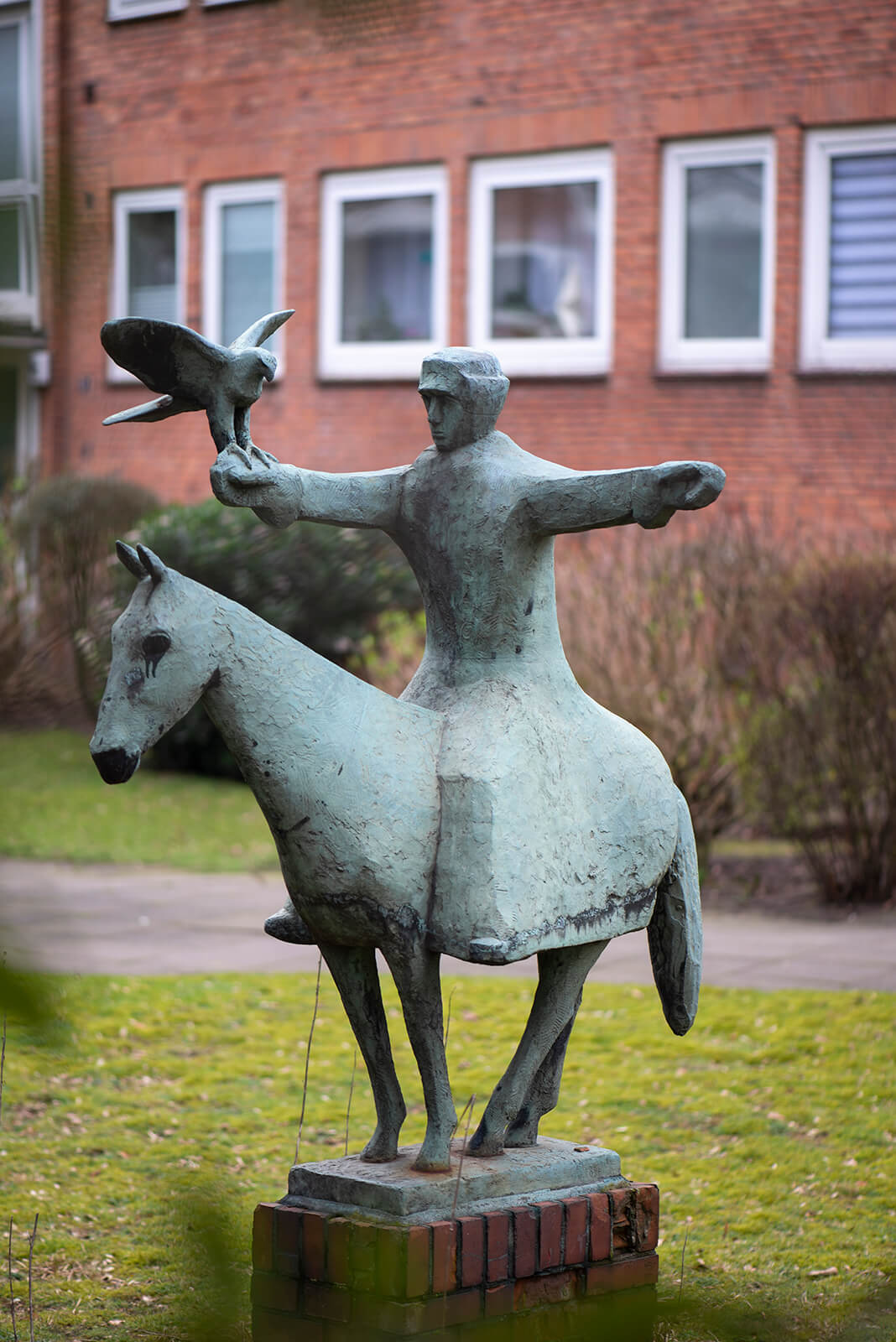 Martin Irwahn: Falkner zu Pferde (Foto: KUNST@SH/Jan Petersen, 2020)