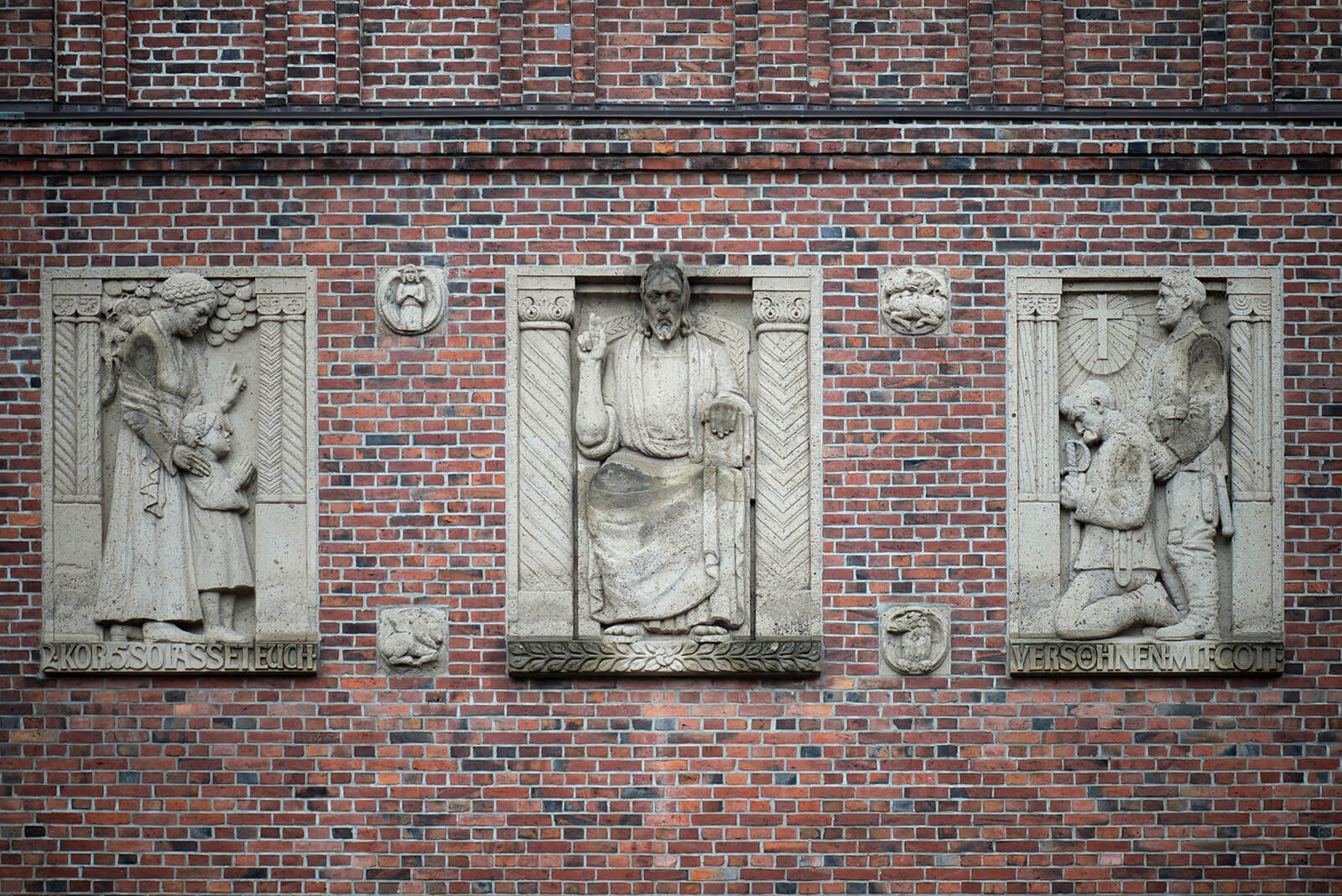 Wilhelm Rex: 3 große Reliefs (Foto: KUNST@SH/Jan Petersen, 2020)