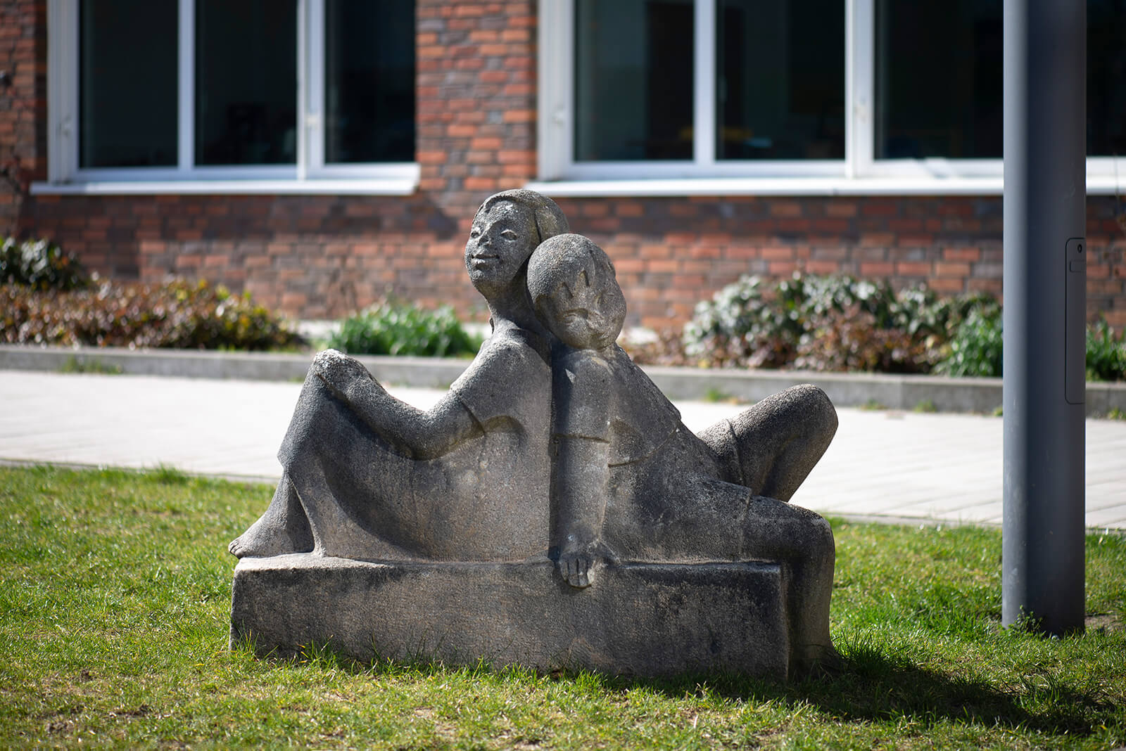 Ursula Hensel-Krüger: Sitzende Kinder (Foto: KUNST@SH/Jan Petersen, 2020)