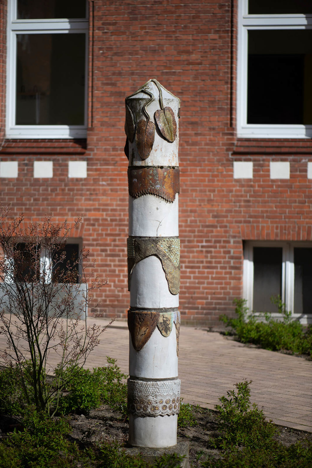 Uwe Bangert: Stele mit Ziegelreliefs (Foto: KUNST@SH/Jan Petersen, 2020)