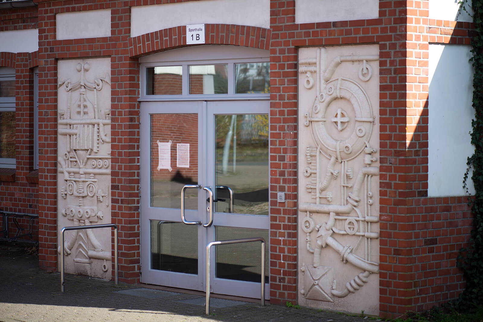 Hermann Stehr: Keramikreliefs (Foto: KUNST@SH/Jan Petersen, 2020)