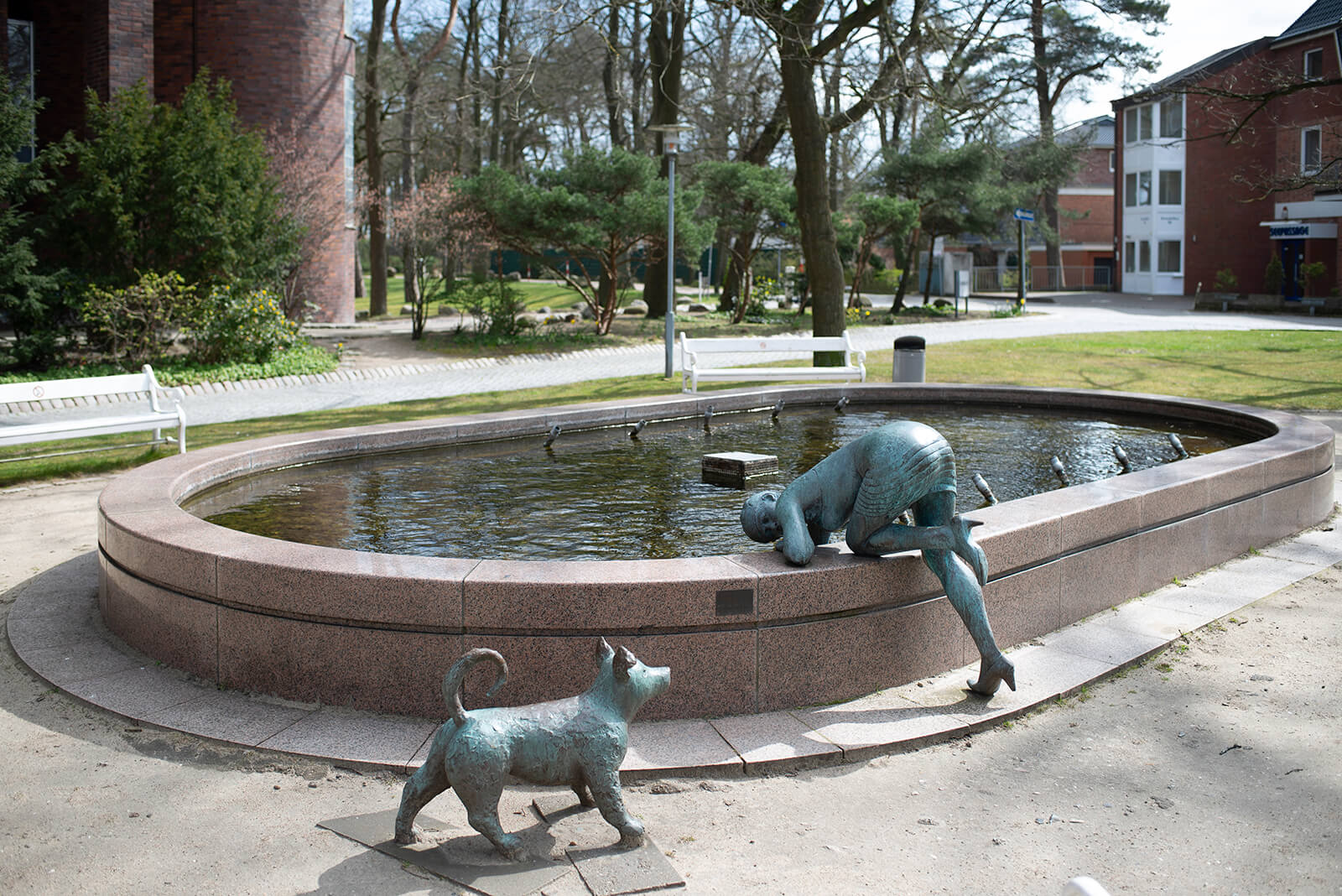 Christiane Guth: Frau mit Hund (Foto: KUNST@SH/Jan Petersen, 2020)