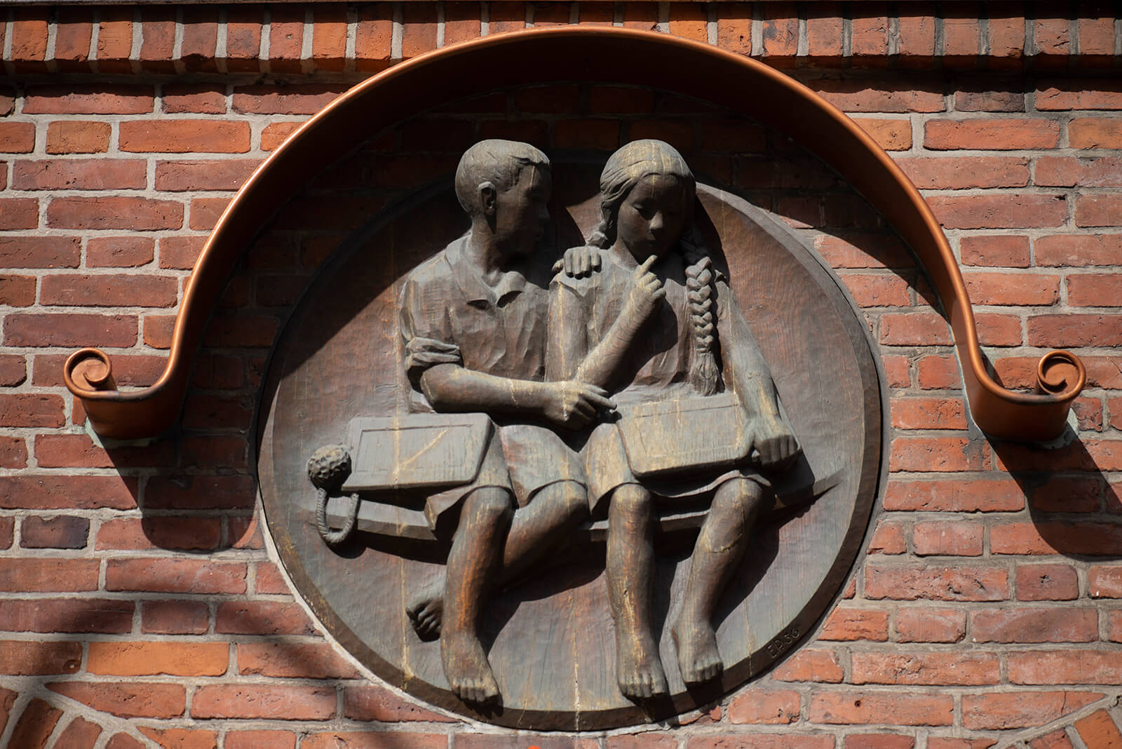 Erich Prüßing: Junge und Mädchen bei den Schulaufgaben (Foto: KUNST@SH/Jan Petersen, 2020)