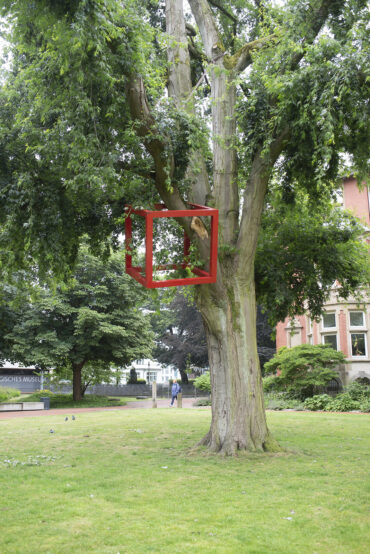 HD Schrader: Cube + Tree (Foto: KUNST@SH/Jan Petersen, 2022)