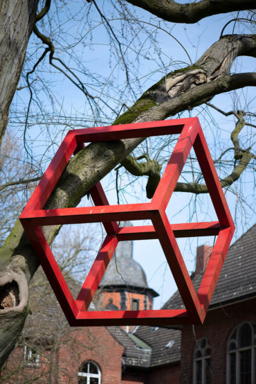 HD Schrader: Cube + Tree (Foto: KUNST@SH/Jan Petersen, 2020)