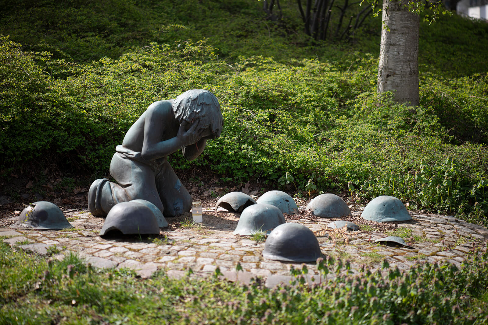 Hendric-André Schulz: Trauerndes Kind (Foto: KUNST@SH/Jan Petersen, 2020)