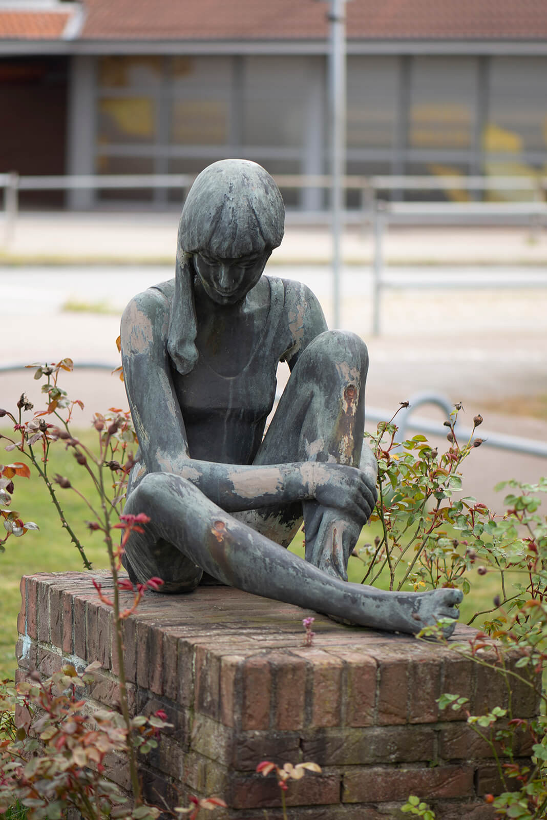 Gerhard Eisenblätter: Sitzendes Schulmädchen (Foto: KUNST@SH/Jan Petersen, 2020)