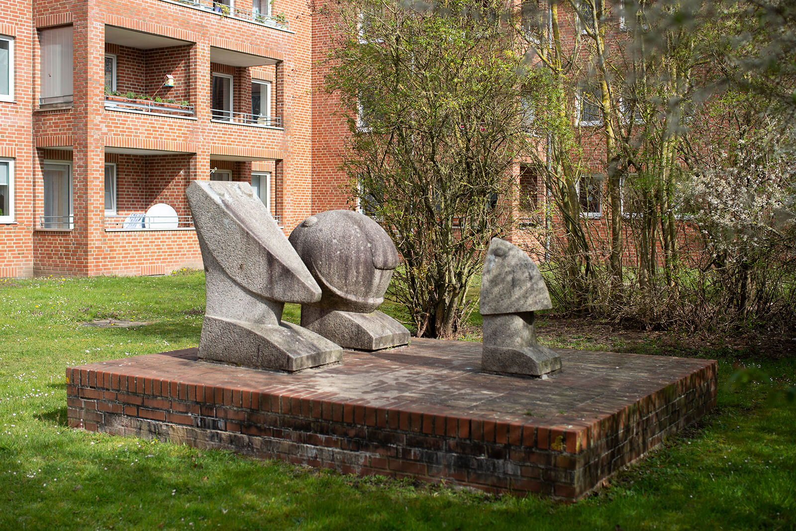 Klaus Kütemeier: Drei zeichenhafte Figuren (Foto: KUNST@SH/Jan Petersen, 2020)