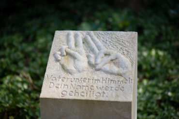 Ulrich Lindow: Gebet auf sieben Steinstelen (Foto: KUNST@SH/Jan Petersen, 2020)
