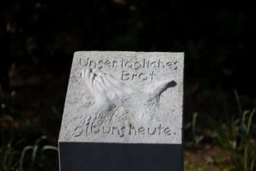 Ulrich Lindow: Gebet auf sieben Steinstelen (Foto: KUNST@SH/Jan Petersen, 2020)
