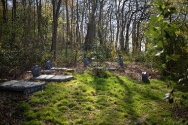 Uwe Schloen: Friedhof für literarische Gestalten (Foto: KUNST@SH/Jan Petersen, 2020)
