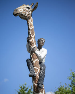 Stephan Balkenhol: Giraffe mit Mann (Foto: KUNST@SH/Jan Petersen, 2021)