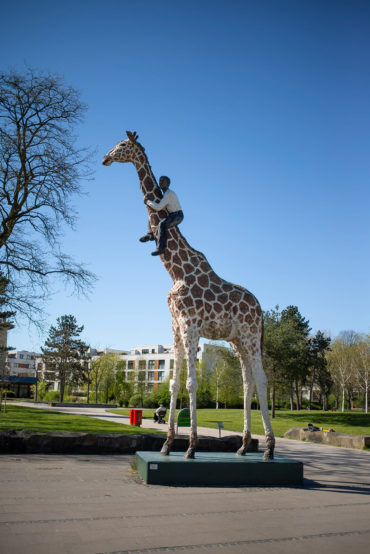 Stephan Balkenhol: Giraffe mit Mann (Foto: KUNST@SH/Jan Petersen, 2020)