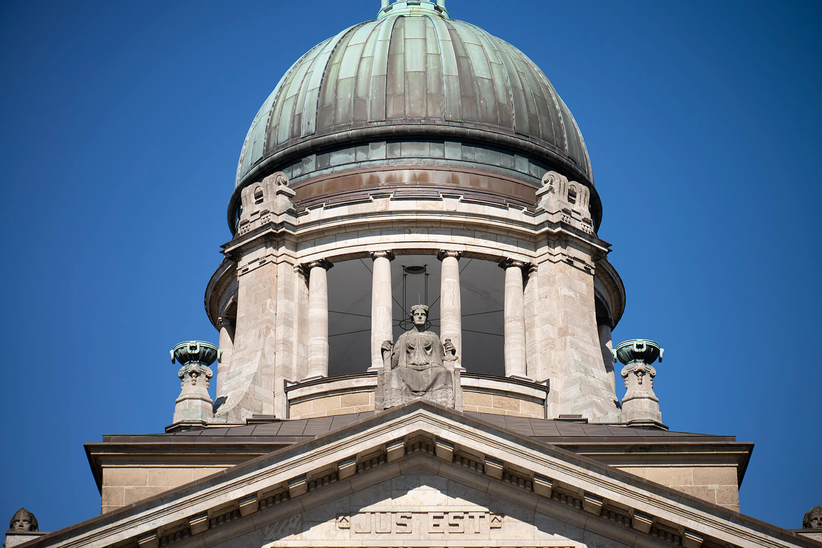 Giebelschmuck Justitia (Foto: KUNST@SH/Jan Petersen, 2020)