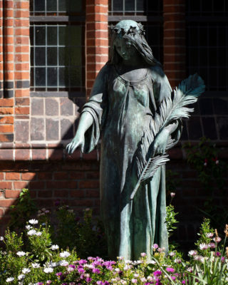 Weiblicher Engel mit Palmwedel (Foto: KUNST@SH/Jan Petersen, 2020)