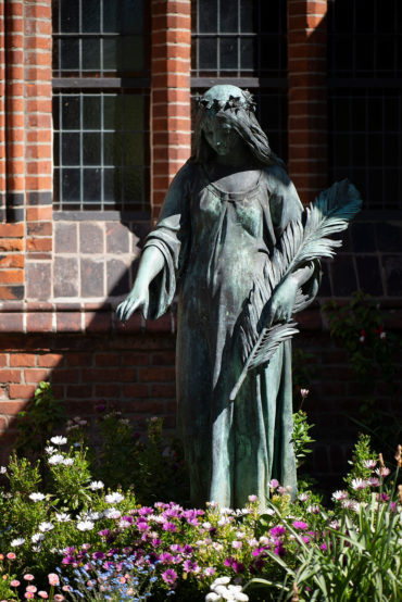 Weiblicher Engel mit Palmwedel (Foto: KUNST@SH/Jan Petersen, 2020)