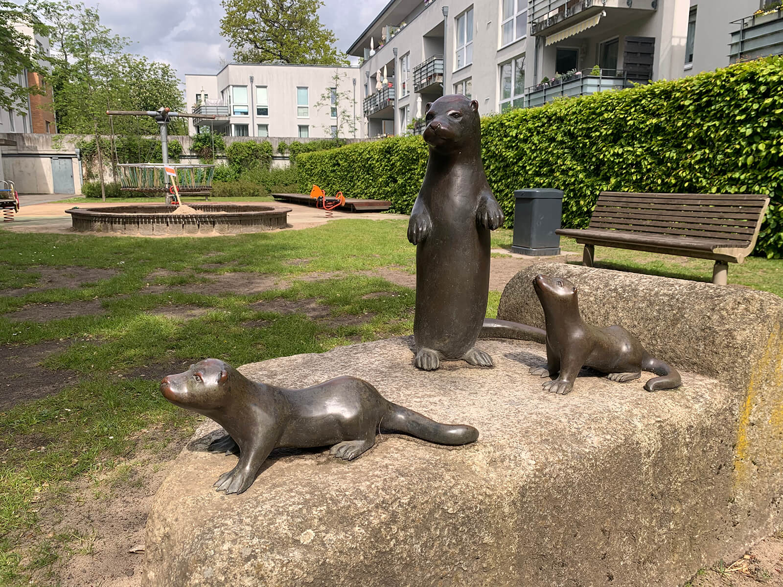 Hans-Werner Könecke: Fischotter mit Jungen (Foto: KUNST@SH/Jan Petersen, 2020)