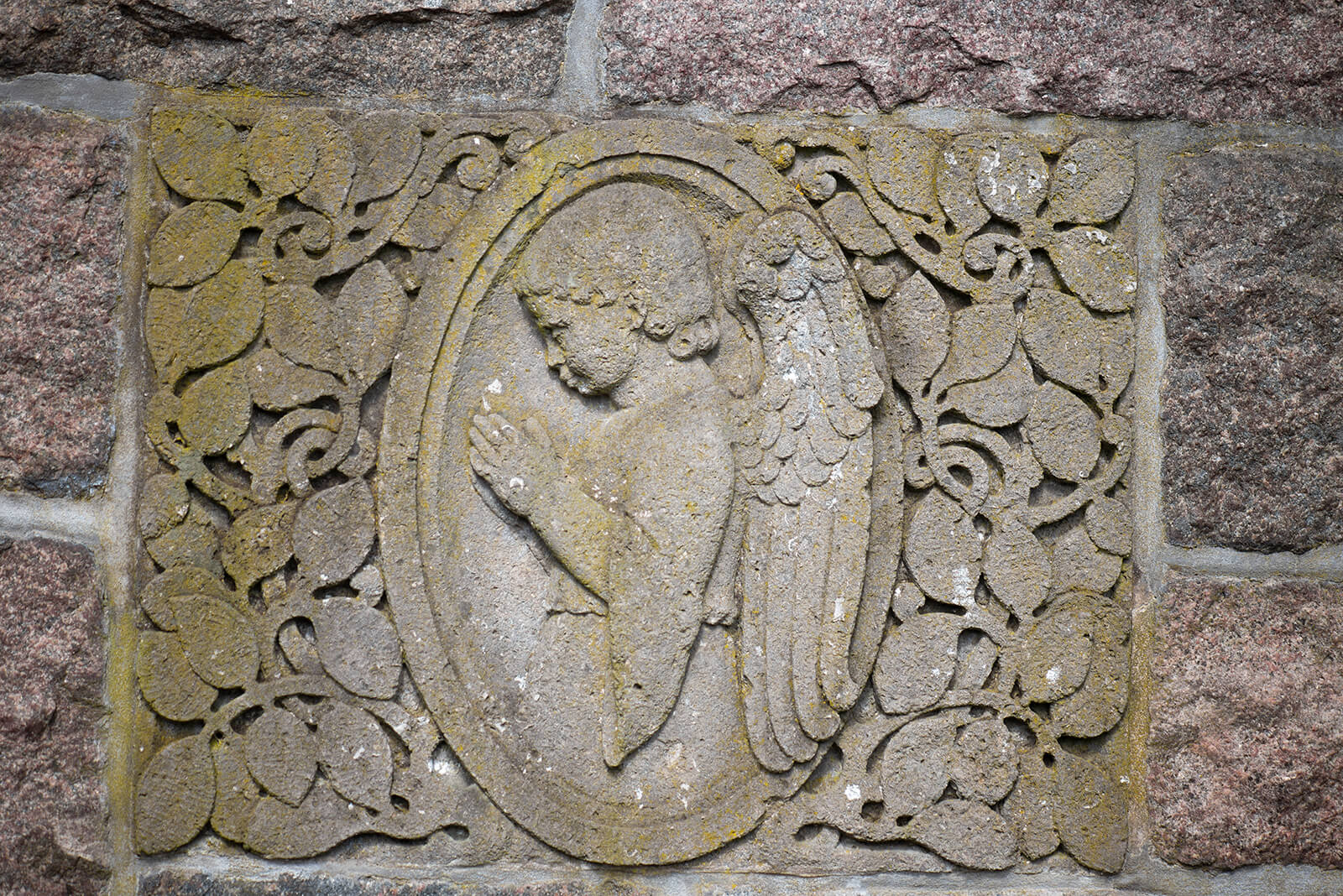 Reliefs am Vorwerker Friedhof (Foto: KUNST@SH/Jan Petersen, 2020)