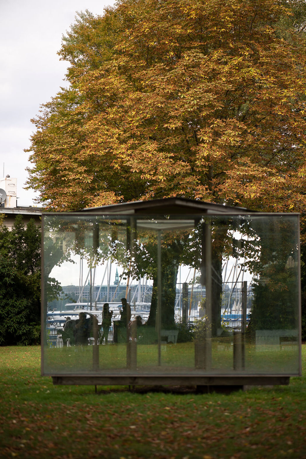 Dan Graham: Double Triangular – Pavillon for Hamburg (Foto: KUNST@SH/Jan Petersen, 2020)