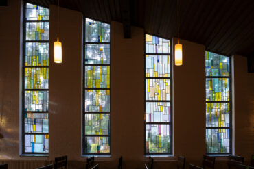 Dagmar Schulze-Roß: Bleiglasfenster Kreuzkirche Schülp (Foto: KUNST@SH/Jan Petersen, 2020)