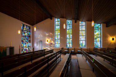 Dagmar Schulze-Roß: Bleiglasfenster Kreuzkirche Schülp (Foto: KUNST@SH/Jan Petersen, 2020)