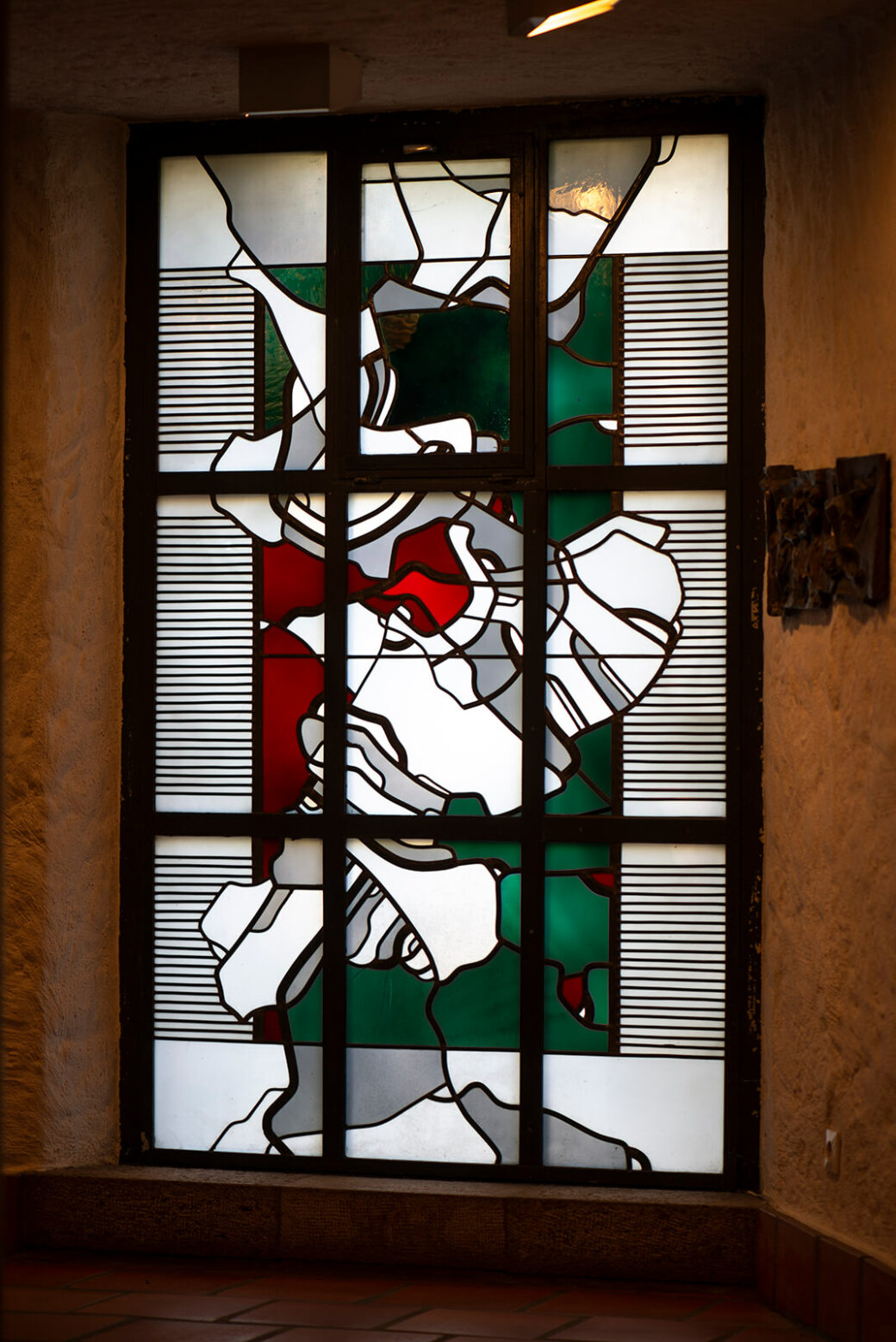 Johannes Beeck: Buntglasfenster Ökumenisches Zentrum (Foto: KUNST@SH/Jan Petersen, 2020)
