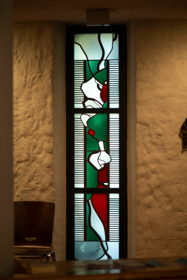 Johannes Beeck: Buntglasfenster Ökumenisches Zentrum (Foto: KUNST@SH/Jan Petersen, 2020)