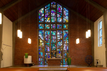 Alfred Roß und Dagmar Schulze-Roß: Altarfenster der Bugenhagenkirche (Foto: KUNST@SH/Jan Petersen, 2019)