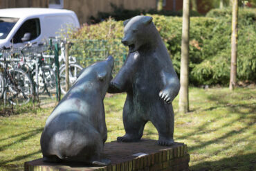Kurt Bauer: Zwei Eisbären (Foto: KUNST@SH/Jan Petersen, 2021)