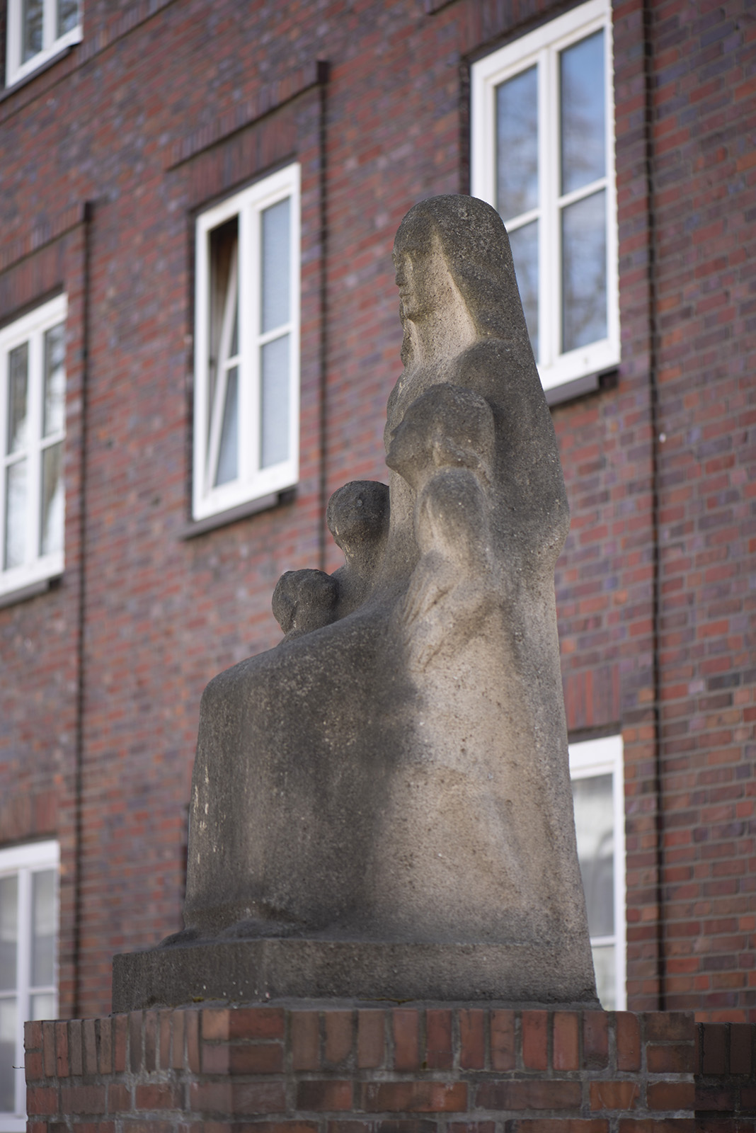 Ludwig Kunstmann: Mutter mit drei Kindern (Foto: KUNST@SH/Jan Petersen, 2021)