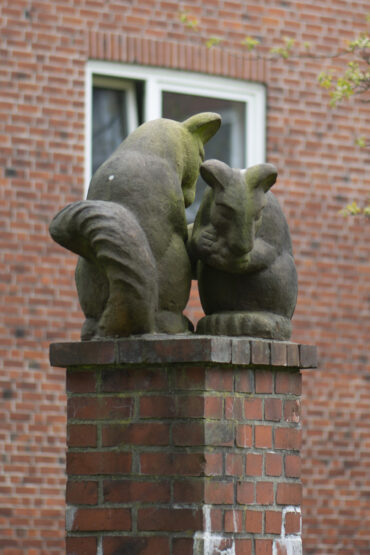 Richard Emil Kuöhl: Zwei Eichhörnchen (Foto: KUNST@SH/Jan Petersen, 2021)
