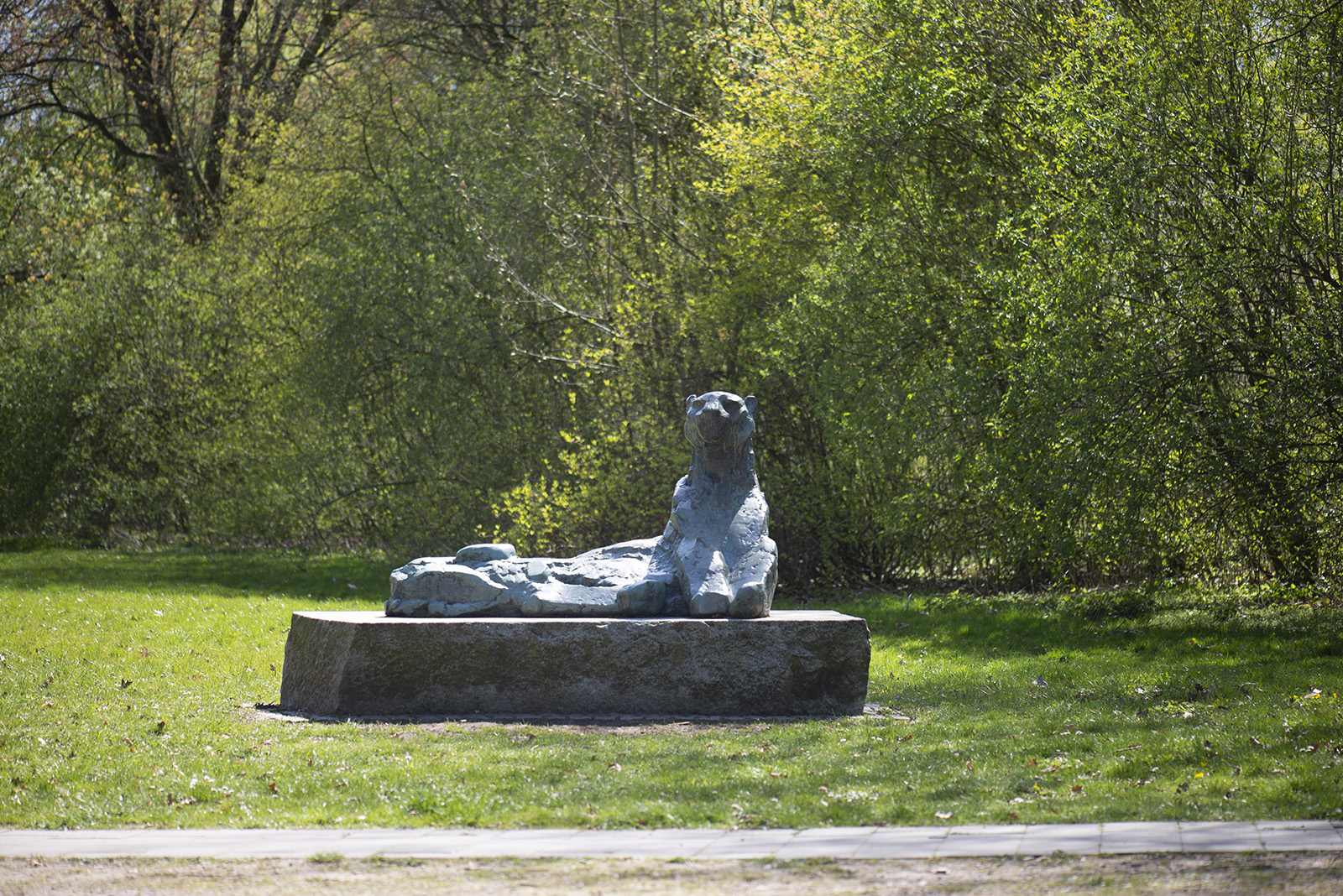 Hans Martin Ruwoldt: Liegender Panther (Foto: KUNST@SH/Jan Petersen, 2021)