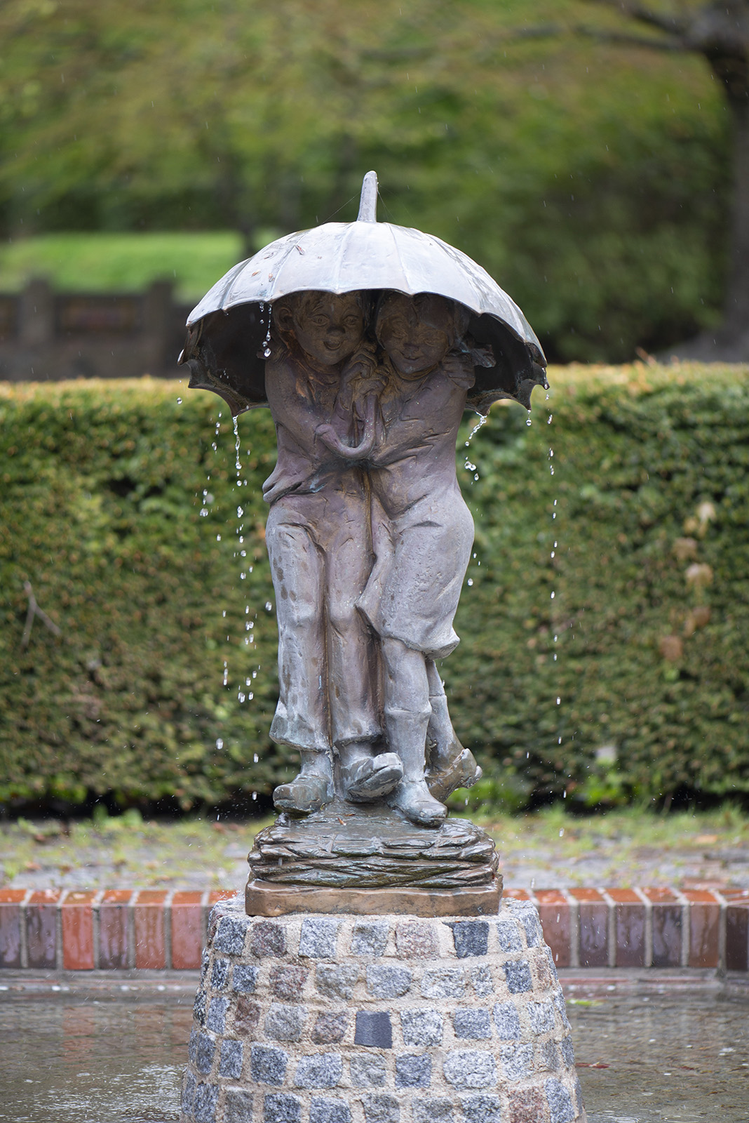 Kinder im Regen (Foto: KUNST@SH/Jan Petersen, 2021)